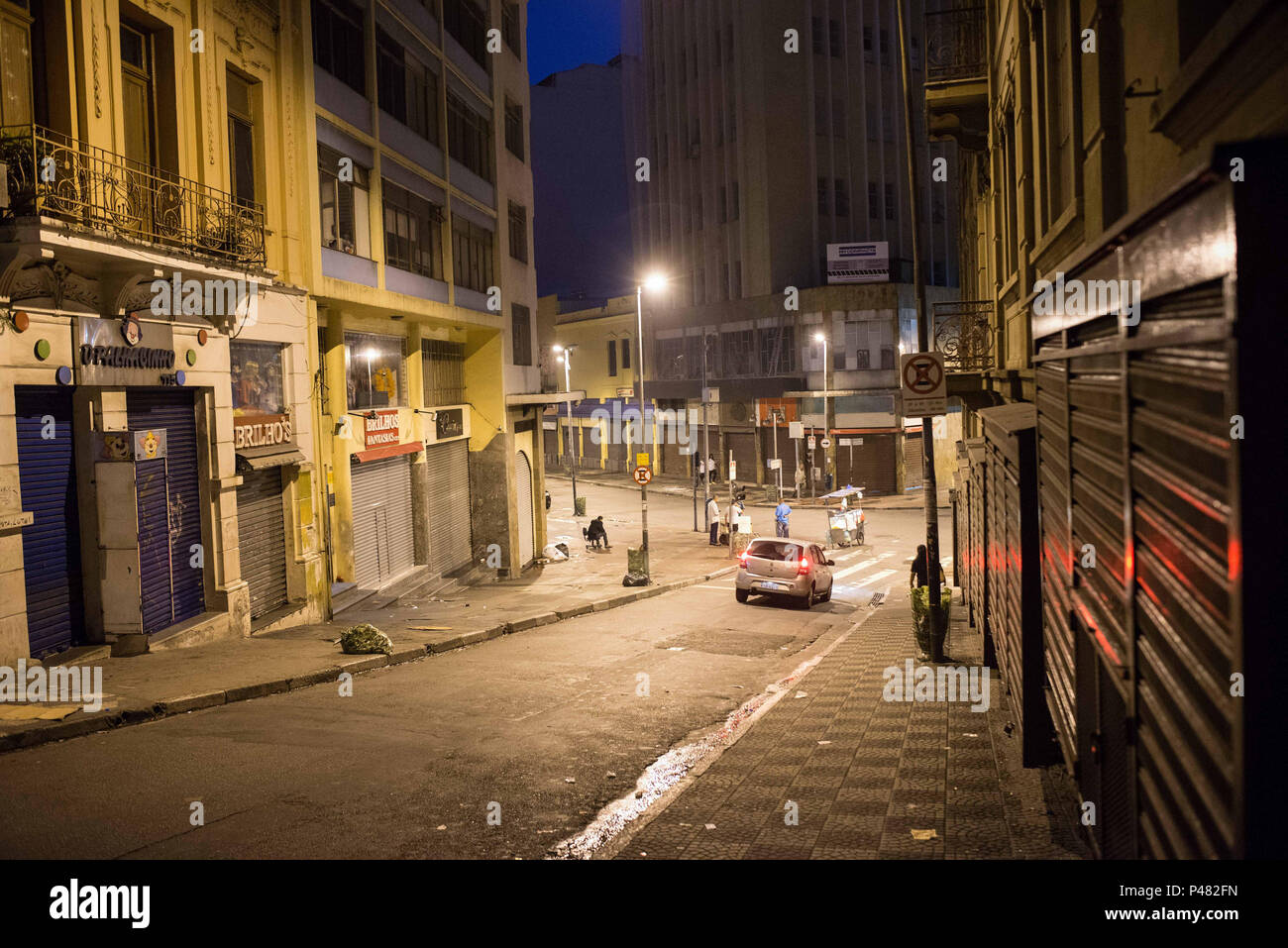 SÃO PAULO, SP - 03/02/2015 - 25 de Março a noite - Vista das ruas 25 de Março e Ladeira Porto Geral durante a noite, região central.  (Foto: Alexandre Moreira / Fotoarena) Stock Photo