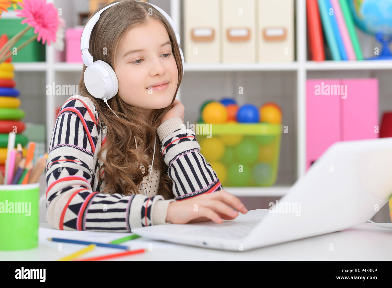 teen girl using laptop Stock Photo - Alamy