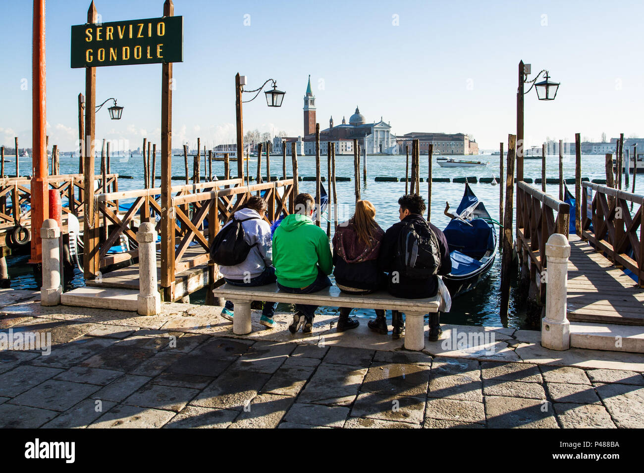 Pessoas esperando por gôndola na Praça São Marcos (Piazza San Marco) e Ilha de San Giorgio Maggiore (Isola di San Giorgio Maggiore) ao fundo. Veneza, Itália - 12/12/2012. Foto: Ricardo Ribas / Fotoarena Stock Photo