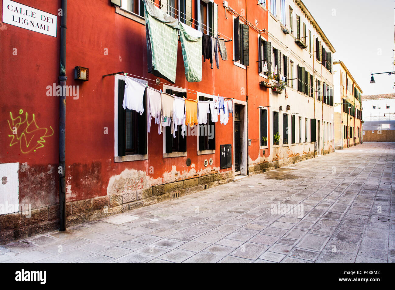 Roupas secando no varal em frente a uma casa. Veneza, Itália - 12/12/2012.  Foto: Ricardo Ribas / Fotoarena Stock Photo - Alamy