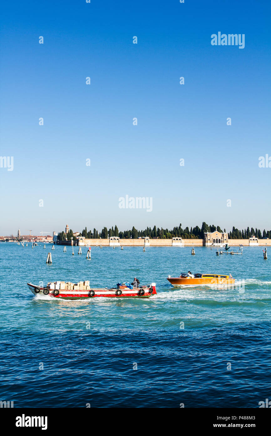 Barcos no Canal de Fondamenta Nuove e Ilha de San Michele (Isola di San Michele) ao fundo, onde está o cemitério da cidade. Veneza, Itália - 12/12/2012. Foto: Ricardo Ribas / Fotoarena Stock Photo