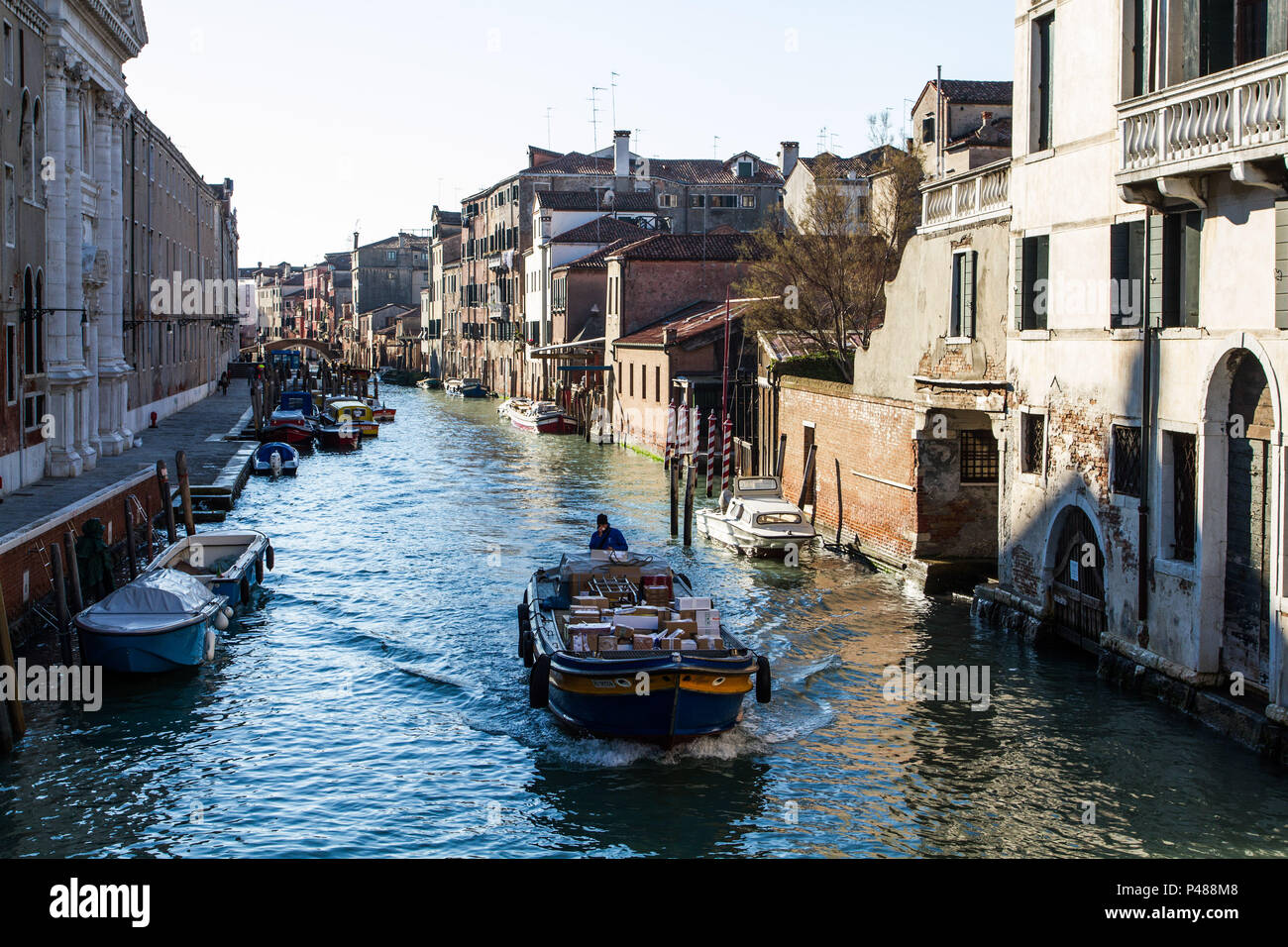 Barcos no Canal de Fondamenta dei Mendicanti (Rio dei Mendicanti). Veneza, Itália - 12/12/2012. Foto: Ricardo Ribas / Fotoarena Stock Photo