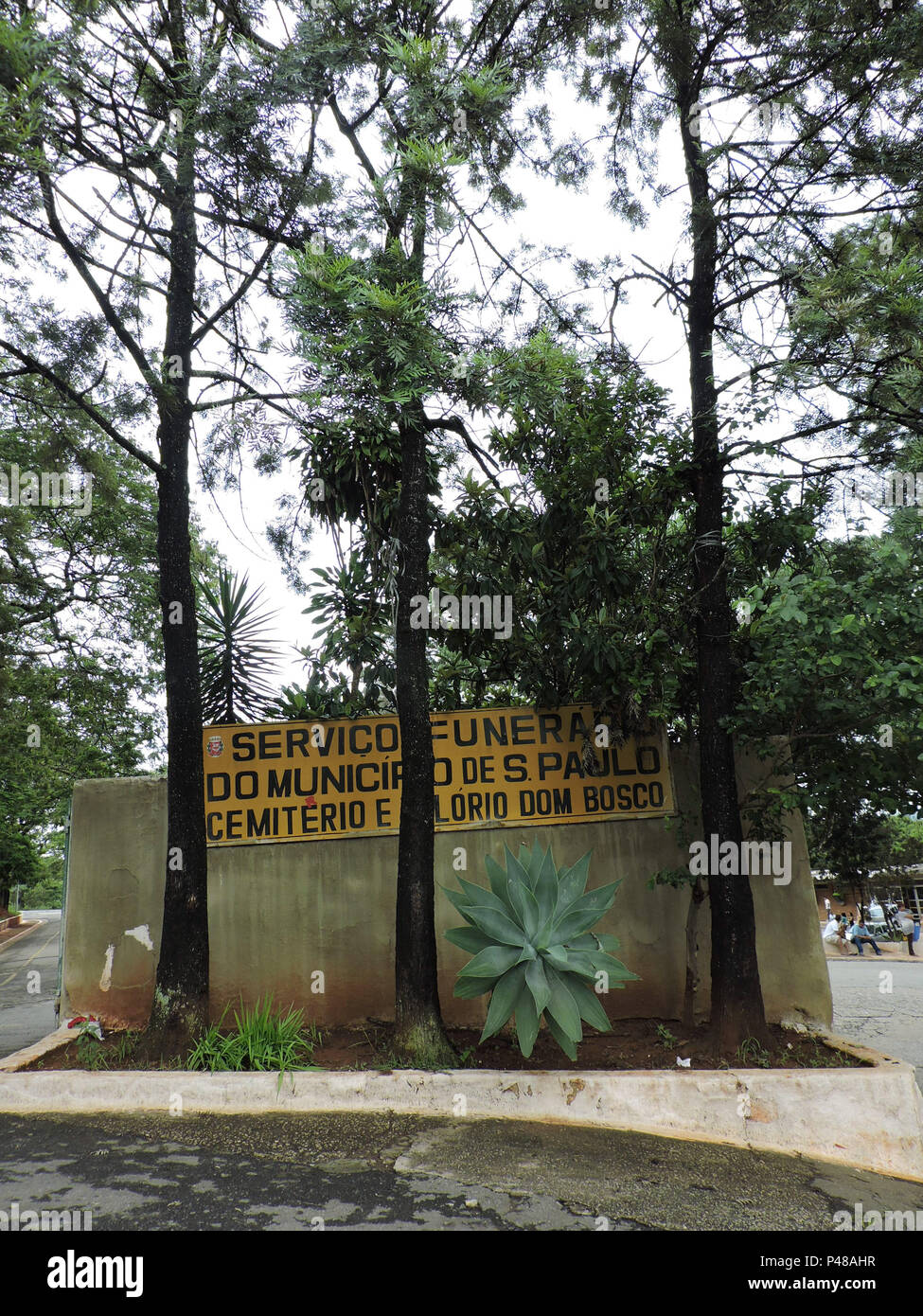 São Paulo, SP 08/03/2015 CEMITÉRIO DE PERUS Placa de entrada do