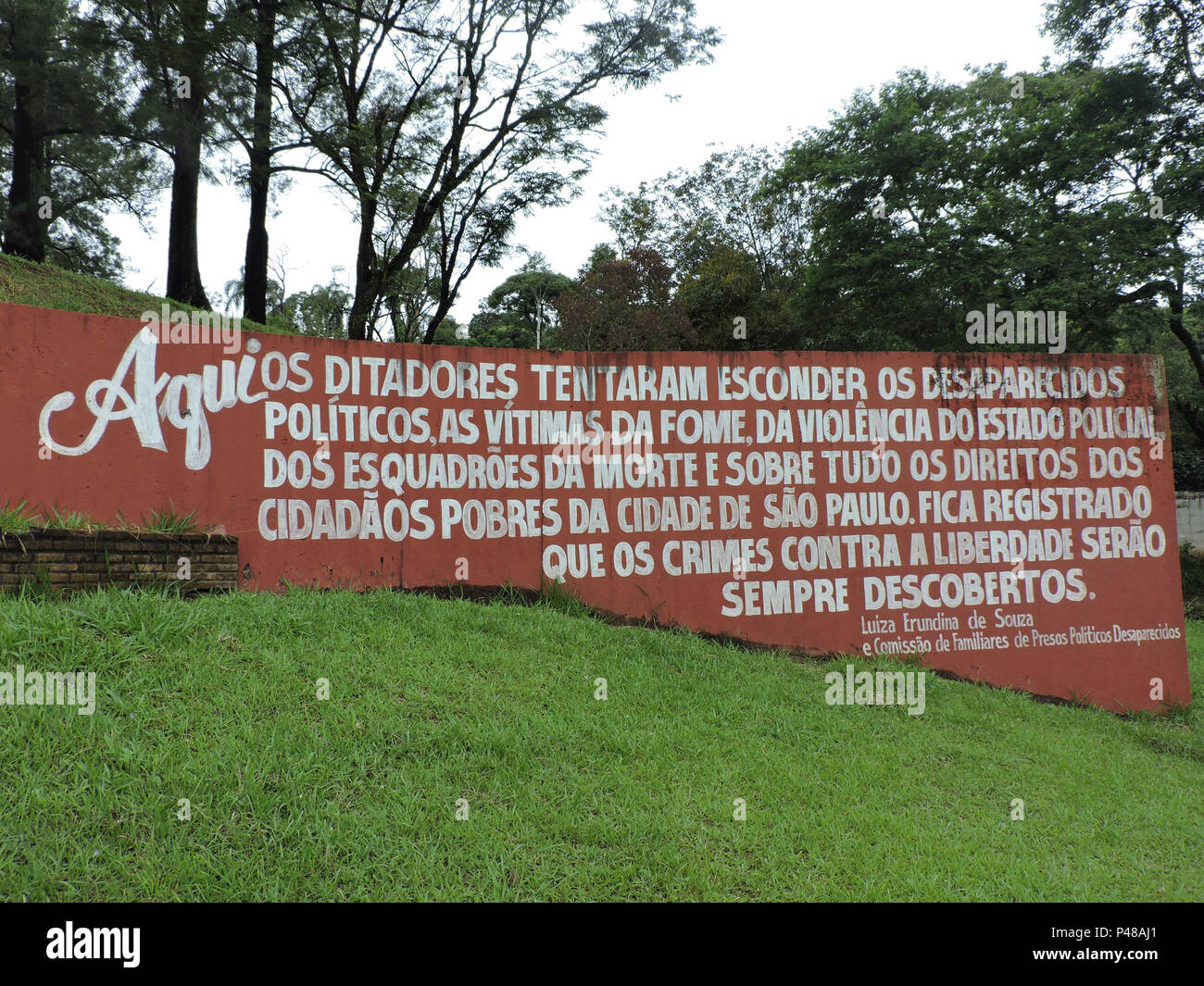 São Paulo, SP 08/03/2015 CEMITÉRIO DE PERUS Placa em homenagem aos presos politícos no São Paulo, SP 08/03/2015 CEMITÉRIO DE PERUS Placa em homenagem aos presos politícos no