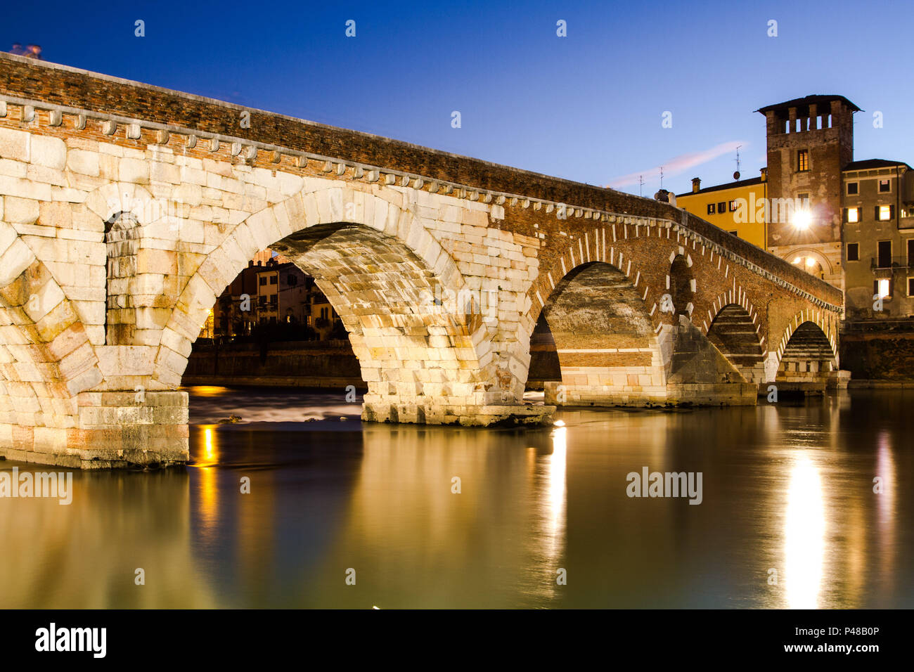 VERONA, ITÁLIA - 09/12/2012: VERONA - Ponte Pietra sobre o Rio Adige ao anoitecer, construída em 100 AC pelos romanos.  Foto: Ricardo Ribas / Fotoarena (Restriction: South America Rights Only) Stock Photo
