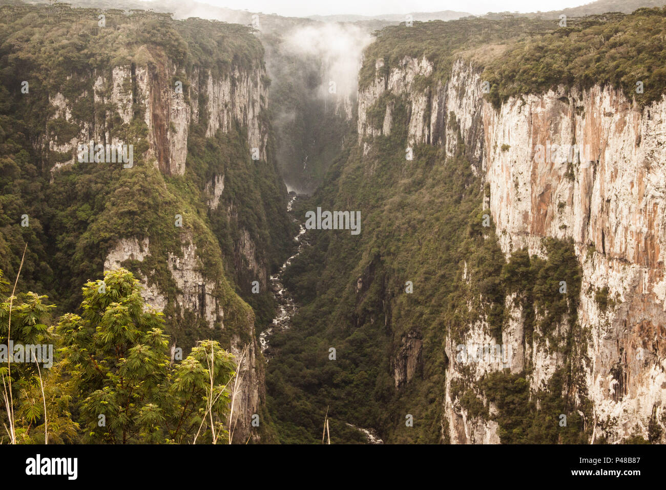 Cambara do Sul, RS - 01/10/2014 - Cânion Itambezinho. Vista do início da fenda de mil metros de altura, em baixo o Rio dos bois, do lado esquerdo uma cachoeira. (Foto: Vanessa Bohn / Fotoarena) Stock Photo