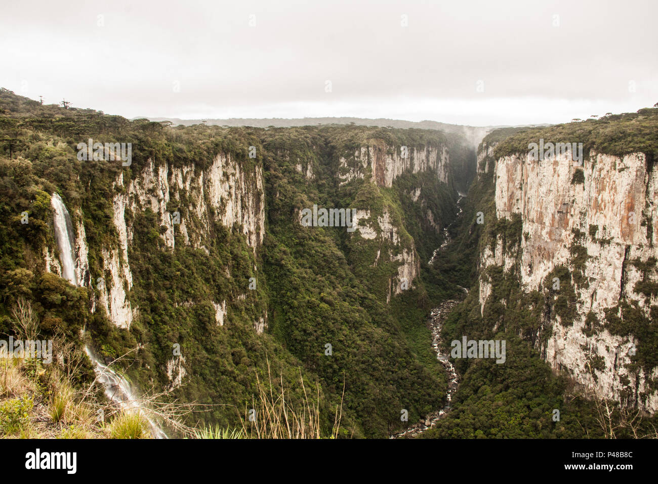 Cambara do Sul, RS - 01/10/2014 - Cânion Itambezinho. Vista do início da fenda de mil metros de altura, em baixo o Rio dos bois, do lado esquerdo uma cachoeira. (Foto: Vanessa Bohn / Fotoarena) Stock Photo