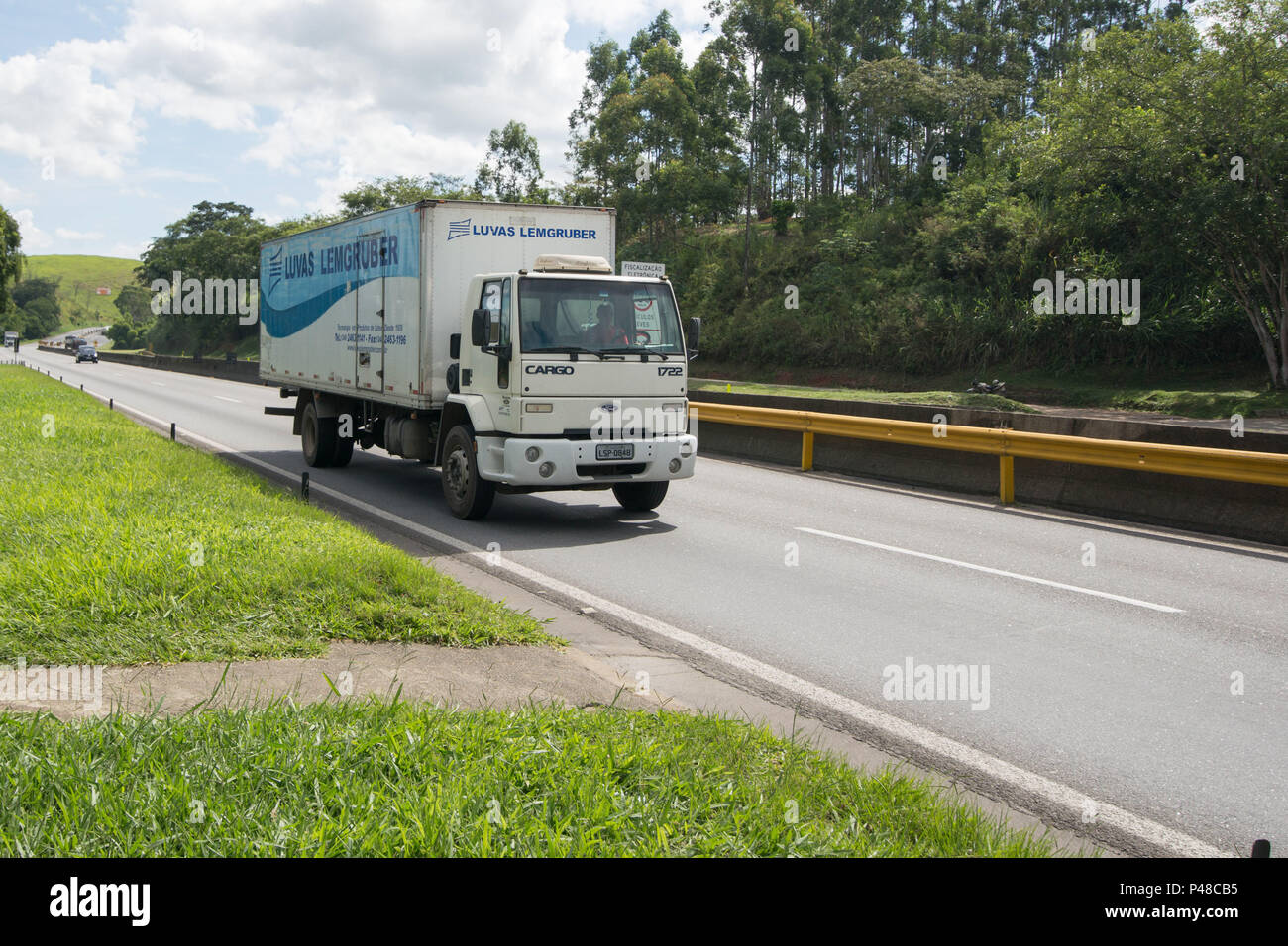VOLTA REDONDA/RJ, BRASIL - 09/04/2015 - Caminhão Bau na Rodovia Presidente  Dutra próximo a cidade de Volta Redonda. Foto: Celso Pupo / Fotoarena Stock  Photo - Alamy