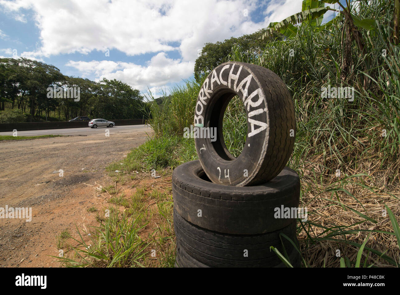 VOLTA REDONDARJ, BRASIL - 09042015 - Pneu escrito borracharia, indicado  o serviço no local na Rodovia Presidente Dutra próximo a cidade de Volta  Redonda. Foto: Celso Pupo  Fotoarena Stock Photo - Alamy