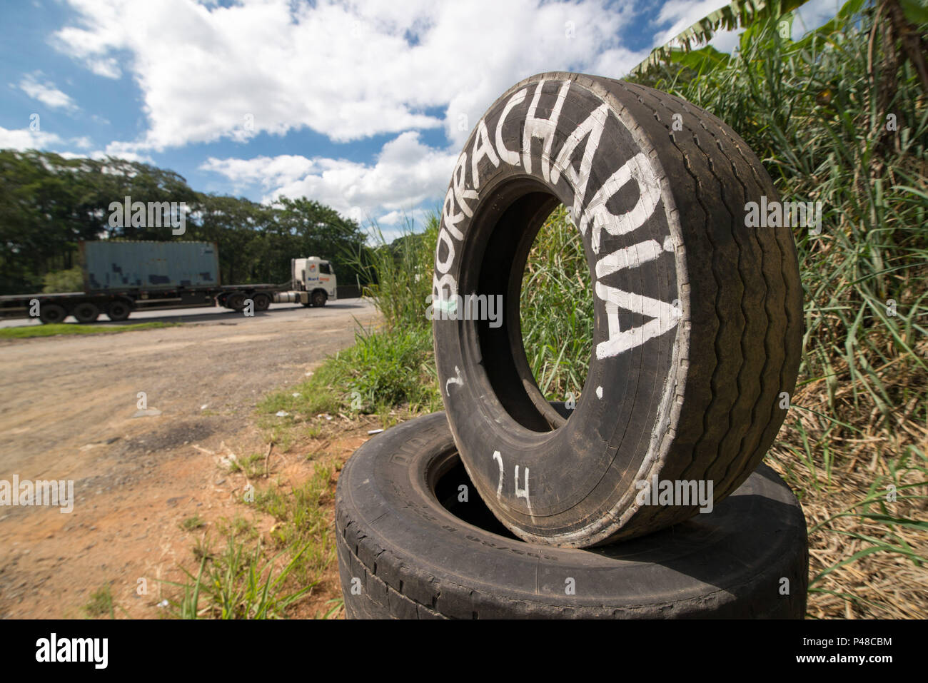 VOLTA REDONDARJ, BRASIL - 09042015 - Pneu escrito borracharia, indicado  o serviço no local na Rodovia Presidente Dutra próximo a cidade de Volta  Redonda. Foto: Celso Pupo  Fotoarena Stock Photo - Alamy