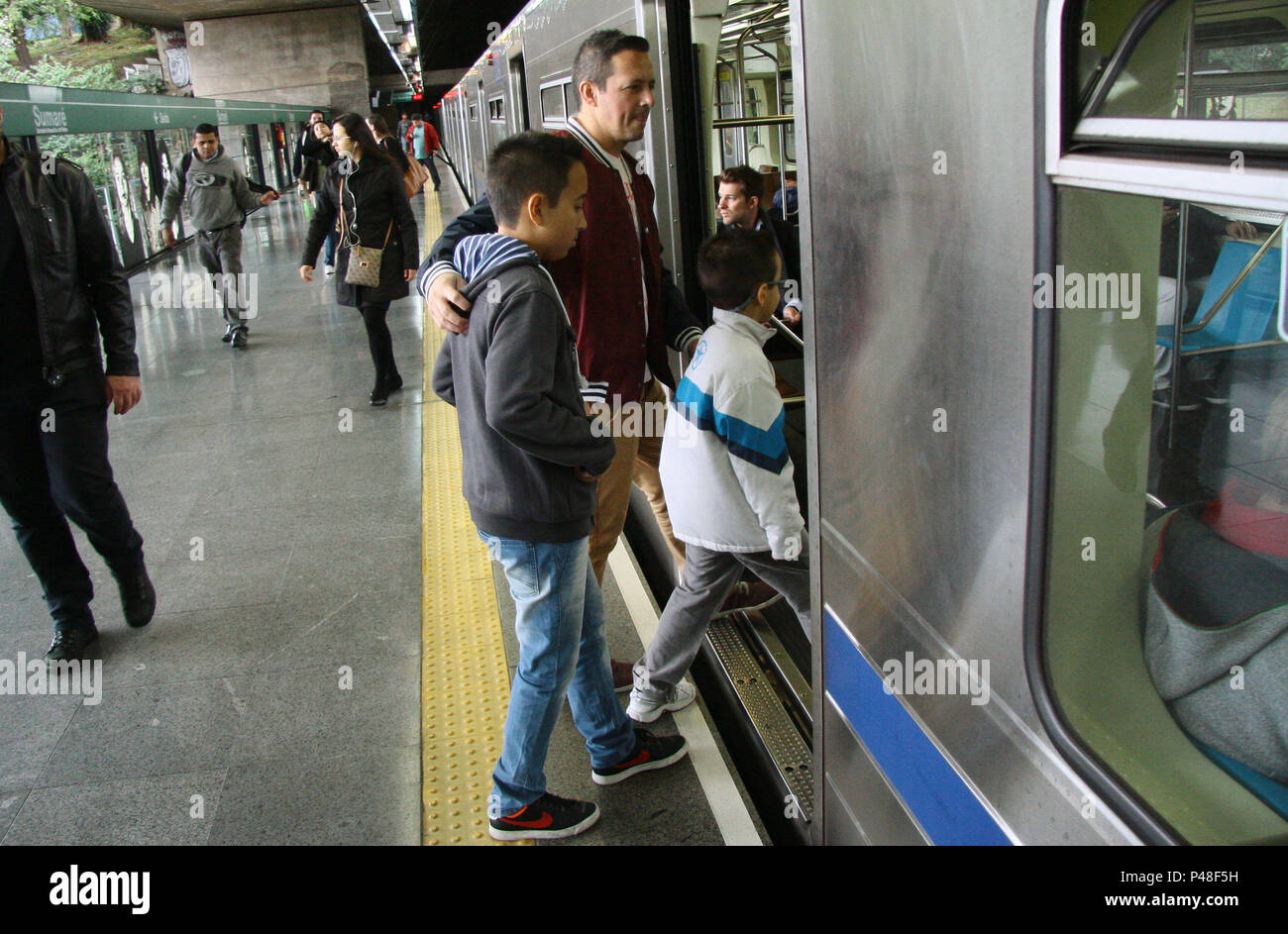 SÃO PAULO,SP – 19.06.2015: PAI E FILHOS PASSEIAM DE METRÔ – Imagens na estação de metrô do Sumaré em São Paulo de pai levando filhos para passear de metrô ( Foto: Aloisio Mauricio / Fotoarena) Stock Photo