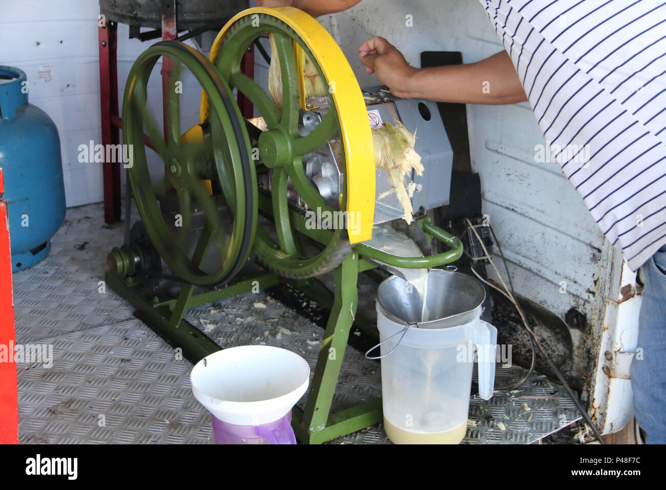 PRESIDENTE PRUDENTE, SP - 23.03.2015: CALDO DE CANA EM PRESIDENTE PRUDENTE  - Homem opera engenho para cana-de-açúcar instalado em kombi de caldo-de- cana na cidade de Presidente Prudente-SP. (Foto: André Chaco / Fotoarena