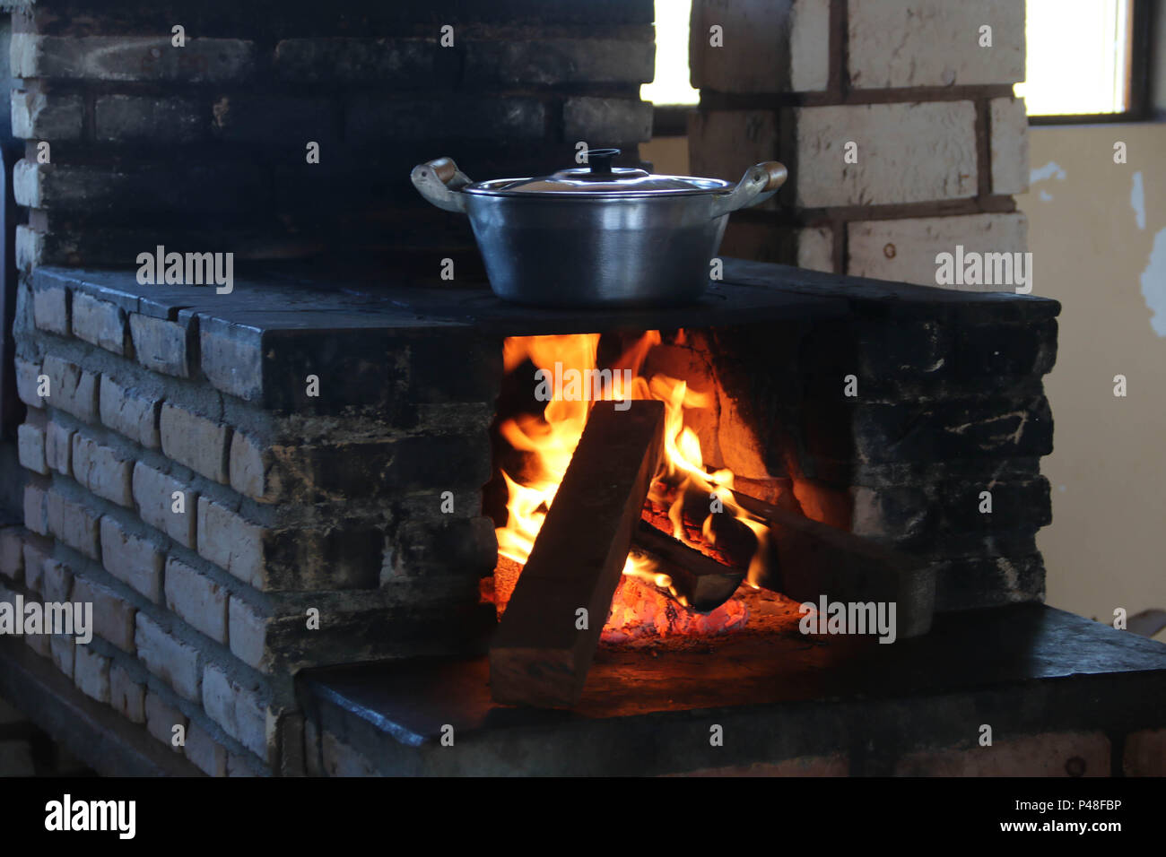 NOVA ANDRADINA, MS - 24.03.2015: COMIDA DE FAZENDA - fogão a lenha em ...