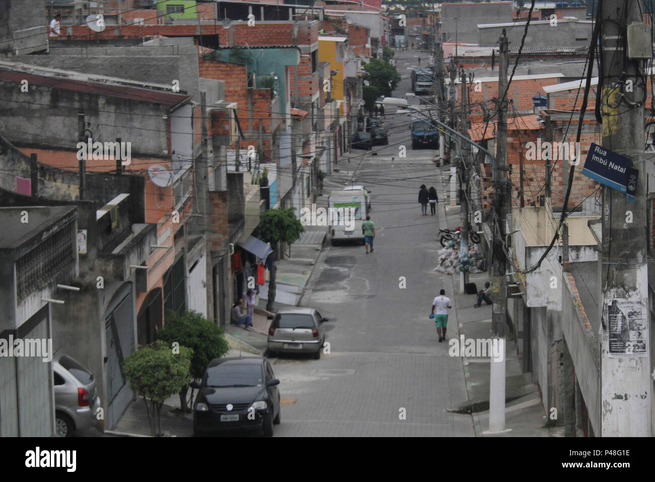 SÃO PAULO, SP - 16.06.2015: VILA NATAL - Vila Natal é um bairro da Zona Sul de São Paulo, com pouco mais de vinte anos de fundação. A área era um loteamento comum, uma associação de moradores que, na década de 1980, vindo de todas as partes do Brasil, negociaram com os proprietários a compra da fazenda que existia na época.  A partir daí, a ASCAZ (Associação dos Sem-Casa da Zona Sul) o dividiu em lotes no sistema de autoconstrução, foram construídas pouco mais de 5 000 residências. Uma curiosidade da Vila Natal, são as ruas com nomes de frutas. (Foto: Antonio Cicero / Fotoarena) Stock Photo