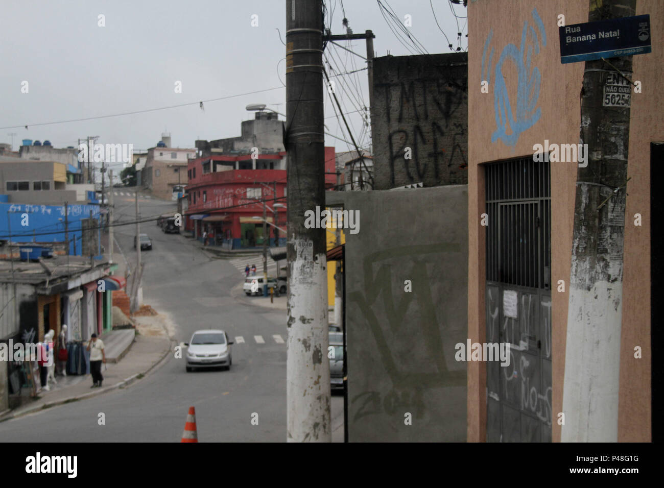 SÃO PAULO, SP - 16.06.2015: VILA NATAL - Vila Natal é um bairro da Zona Sul de São Paulo, com pouco mais de vinte anos de fundação. A área era um loteamento comum, uma associação de moradores que, na década de 1980, vindo de todas as partes do Brasil, negociaram com os proprietários a compra da fazenda que existia na época.  A partir daí, a ASCAZ (Associação dos Sem-Casa da Zona Sul) o dividiu em lotes no sistema de autoconstrução, foram construídas pouco mais de 5 000 residências. Uma curiosidade da Vila Natal, são as ruas com nomes de frutas. (Foto: Antonio Cicero / Fotoarena) Stock Photo