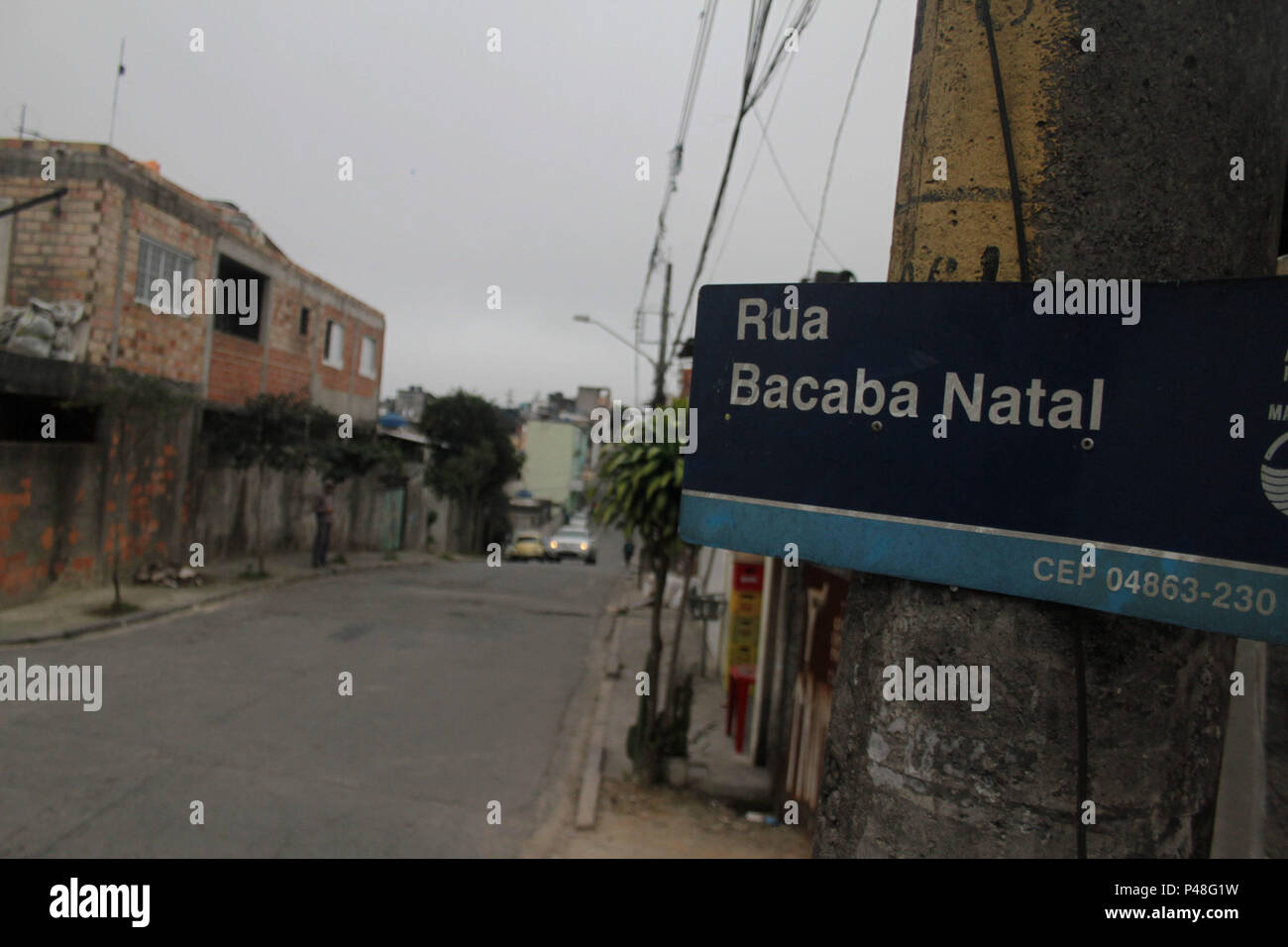 SÃO PAULO, SP - 16.06.2015: VILA NATAL - Vila Natal é um bairro da Zona Sul de São Paulo, com pouco mais de vinte anos de fundação. A área era um loteamento comum, uma associação de moradores que, na década de 1980, vindo de todas as partes do Brasil, negociaram com os proprietários a compra da fazenda que existia na época.  A partir daí, a ASCAZ (Associação dos Sem-Casa da Zona Sul) o dividiu em lotes no sistema de autoconstrução, foram construídas pouco mais de 5 000 residências. Uma curiosidade da Vila Natal, são as ruas com nomes de frutas. (Foto: Antonio Cicero / Fotoarena) Stock Photo