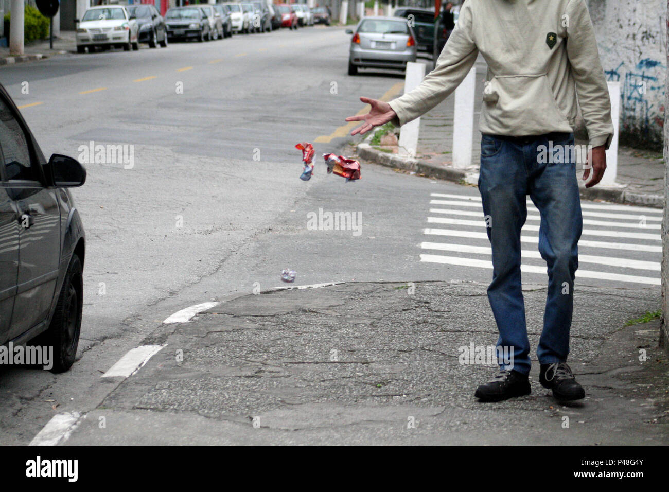 SÃO PAULO, SP - 22.07.2015: PESSOA JOGA LIXO EM VIA PÚBLICA