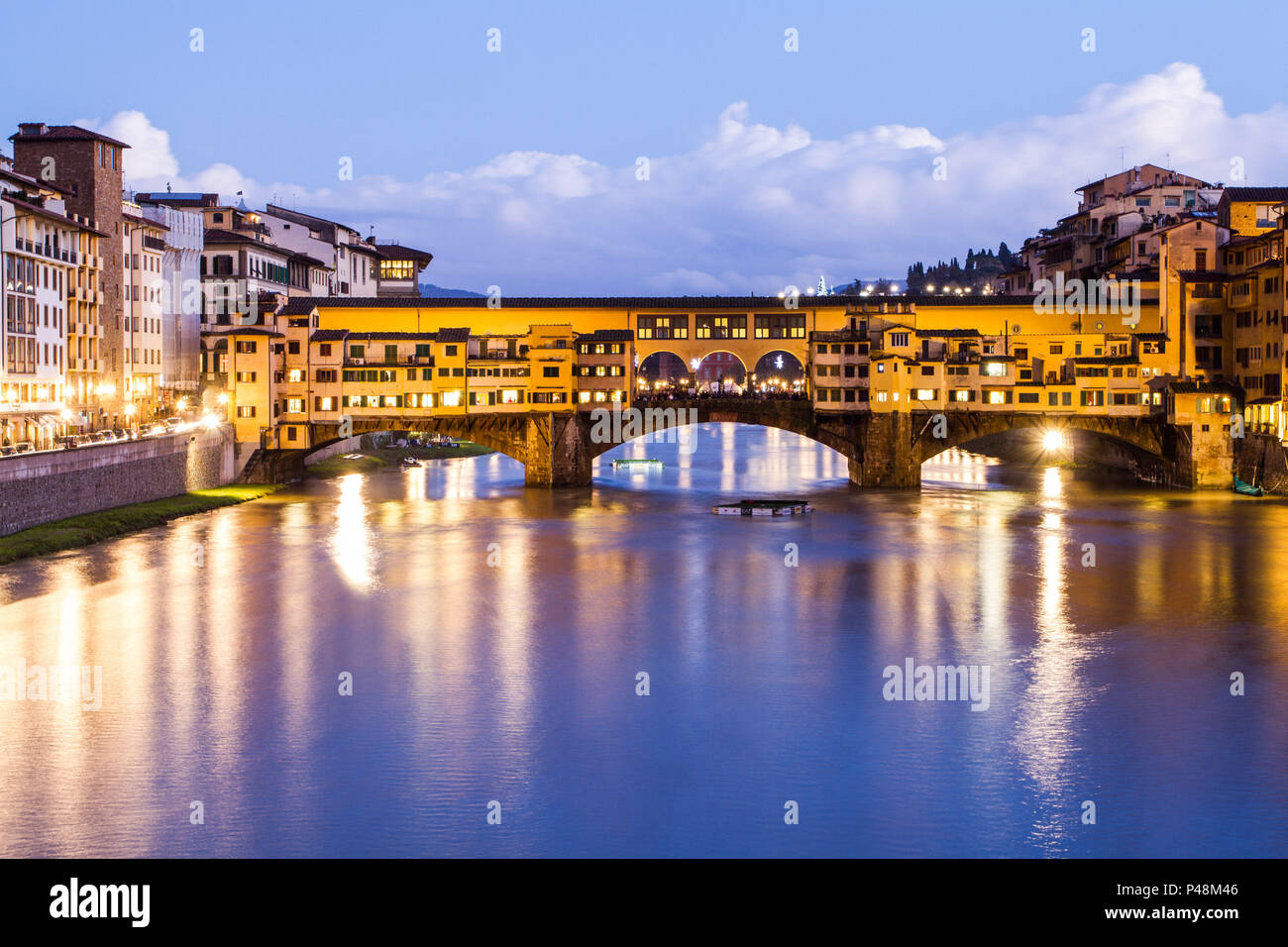 Florença, Itália - 16/12/2012: Ponte Vecchio (Ponte Velha) ao anoitecer. (Foto: Ricardo Ribas / Fotoarena) Stock Photo