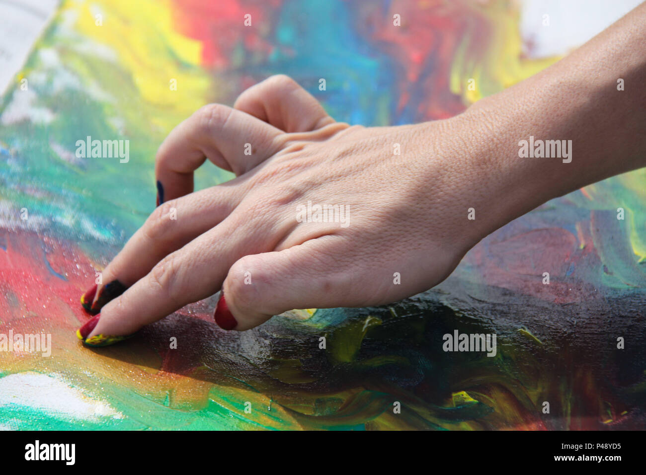 Pintura com os dedos de mulher adulta. Stock Photo