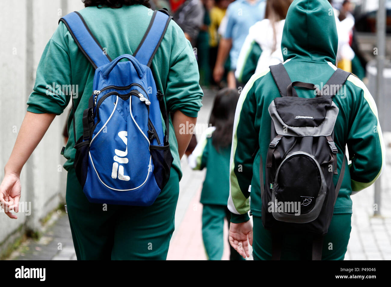 CURITIBA, PR - 03.03.2010: MOCHILA PESADA - Estudantes que utilizam mochilas  pesadas para ir Ã escola. (Foto: Daniel Derevecki / La Imagem / Fotoarena  Stock Photo - Alamy