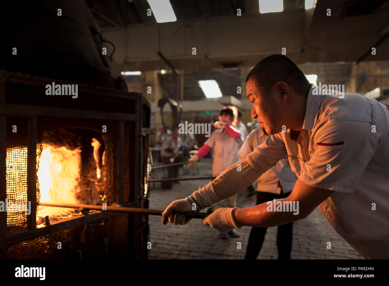 Sweating Glass Blowers Fire Decorative Glass At Chinese Glass