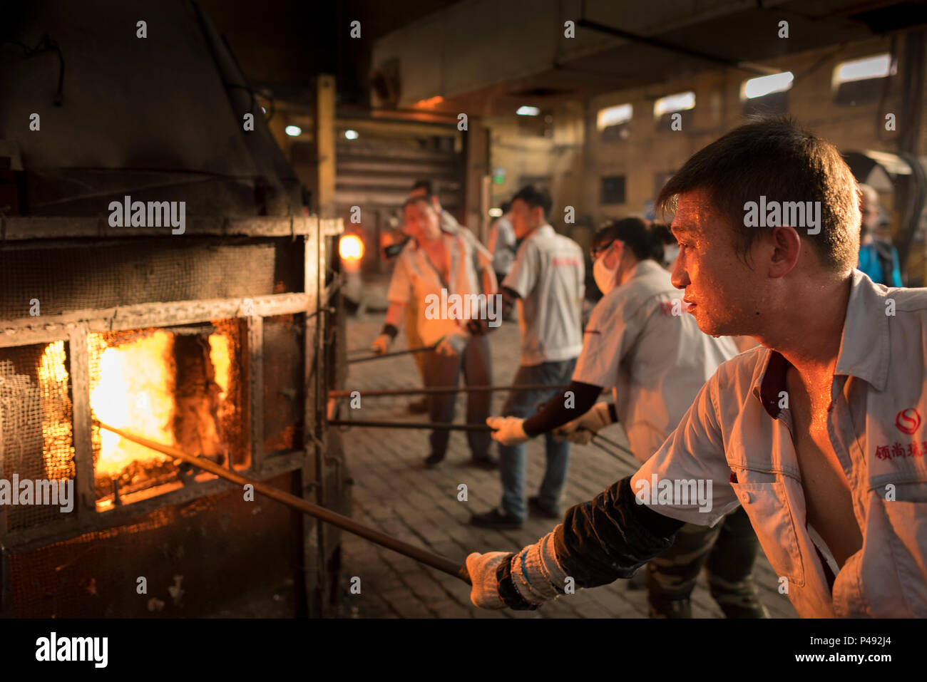 Sweating Glass Blowers Fire Decorative Glass At Chinese Glass