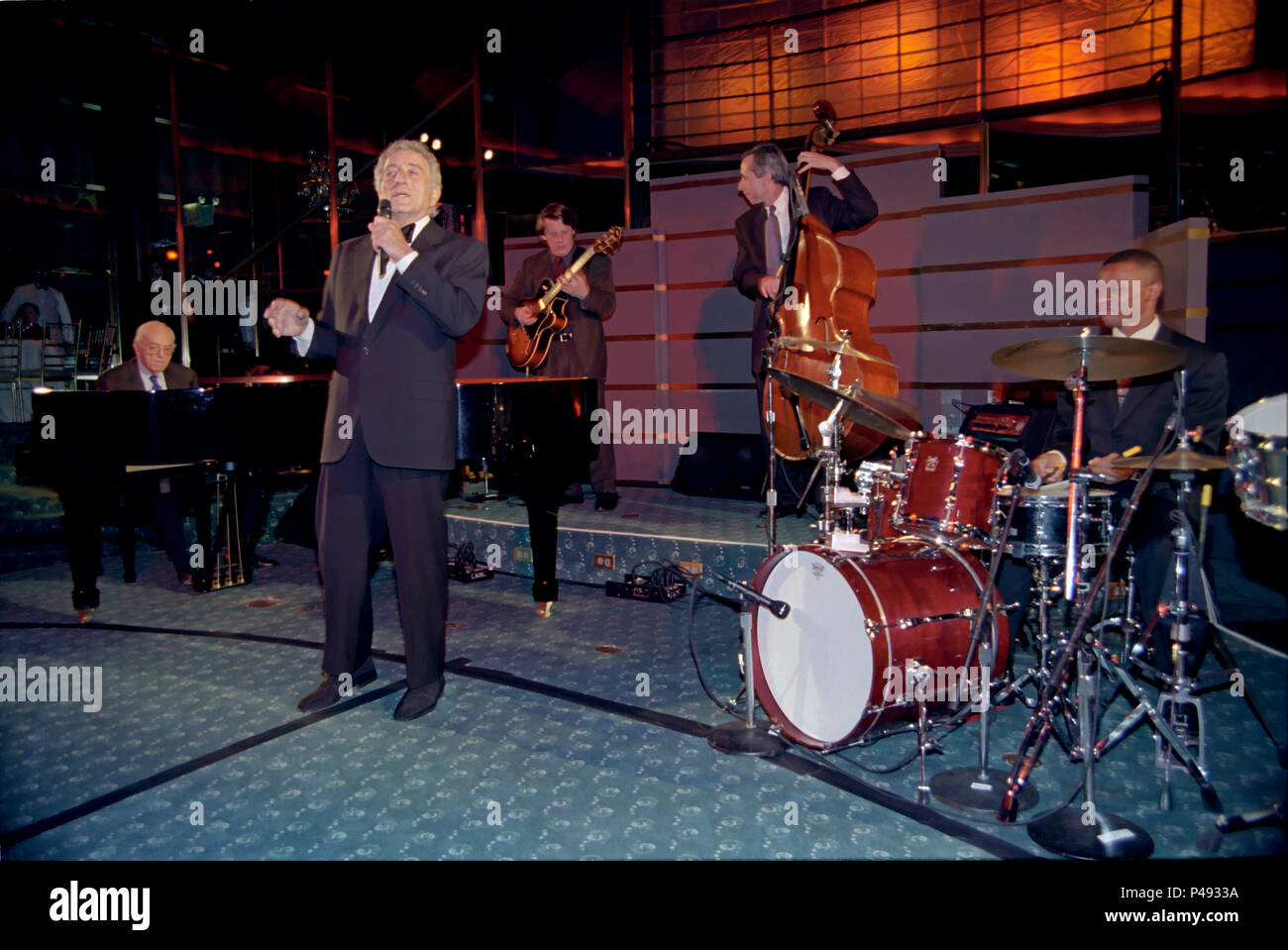Tony Bennett Singing In The Rainbow Room At Rockefeller Center For A Private Christmas Party Event Stock Photo Alamy