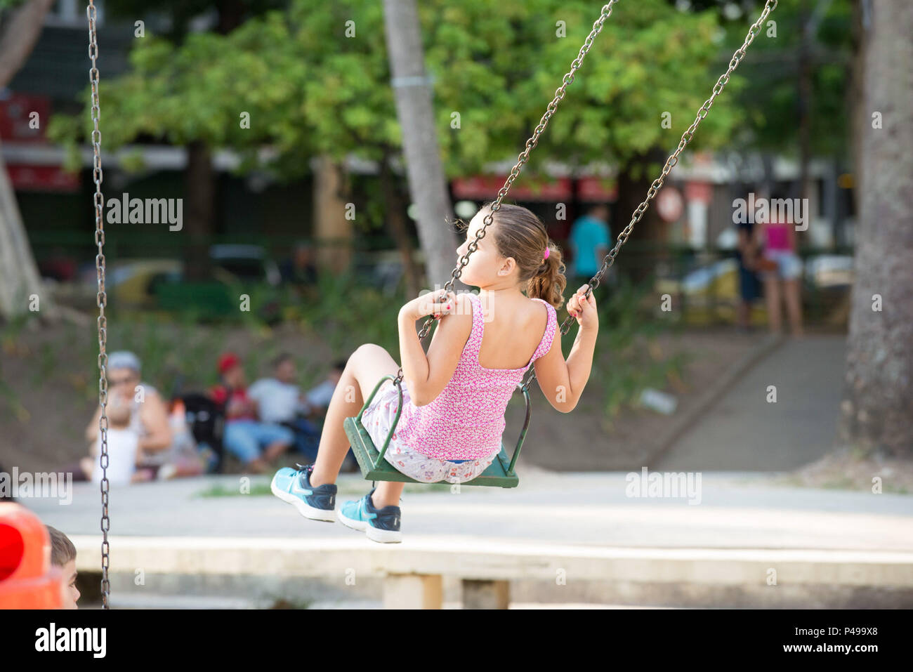 RIO DE JANEIRO, RJ - 20.04.2015: MOVIMENTAÇÃO PRAÇA AFONSO PENA - Menina  brincando na balança na praça Afonso Pena no bairro da Tijuca, zona norte  da cidade. (Foto: Celso Pupo / Fotoarena Stock Photo - Alamy