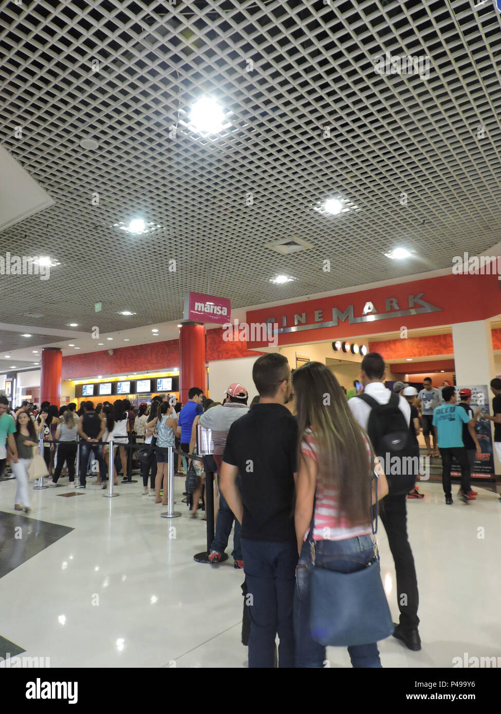 SÃO PAULO, SP - 21.04.2015: FILA DE CINEMA - Fila de cinema no Shopping  Metrô Boulevard Tatuapé, no feriado de Tiradentes. (Foto: Thaís Martins /  Fotoarena Stock Photo - Alamy