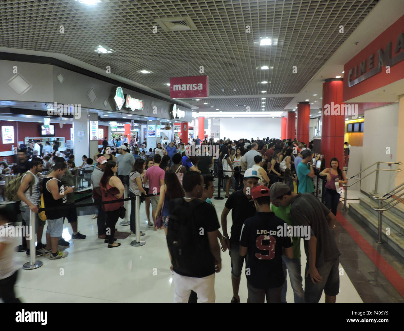 SÃO PAULO, SP - 21.04.2015: FILA DE CINEMA - Fila de cinema no Shopping  Metrô Boulevard Tatuapé, no feriado de Tiradentes. (Foto: Thaís Martins /  Fotoarena Stock Photo - Alamy
