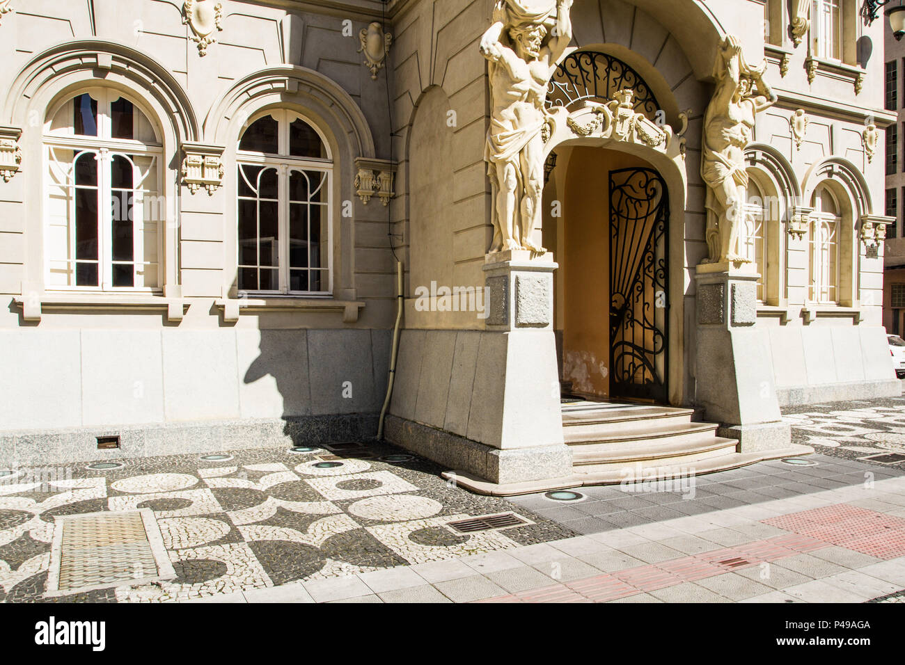 CURITIBA, PR 11.04.2015 CENTRO DA CIDADE DE CURITIBA Porta de entrada do Paço da Liberdade CURITIBA, PR 11.04.2015 CENTRO DA CIDADE DE CURITIBA Porta de entrada do Paço da Liberdade