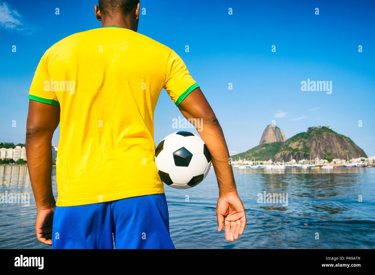 Camiseta del equipo nacional de fútbol de Brasil Copacabana de Río de  Janeiro, Brasil Fotografía de stock - Alamy