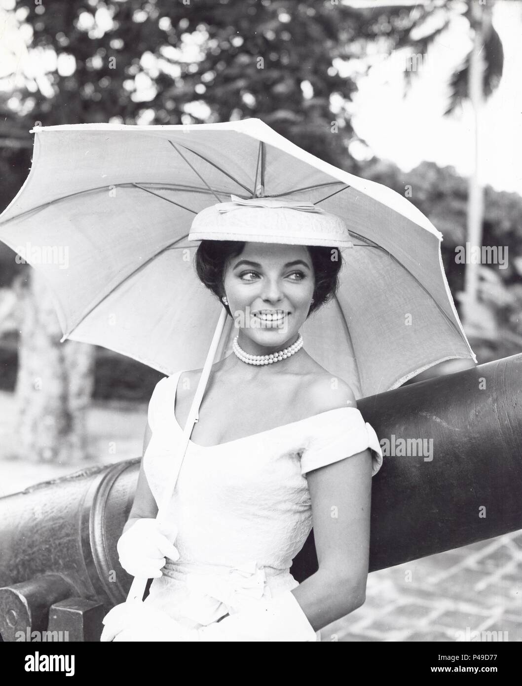 Original Film Title: THE WAYWARD BUS.  English Title: THE WAYWARD BUS.  Film Director: VICTOR VICAS.  Year: 1957.  Stars: JOAN COLLINS. Credit: TWENTIEHT CENTURY-FOX FILM CORP./NEW REGENCY PICT/CREATED BY / Album Stock Photo