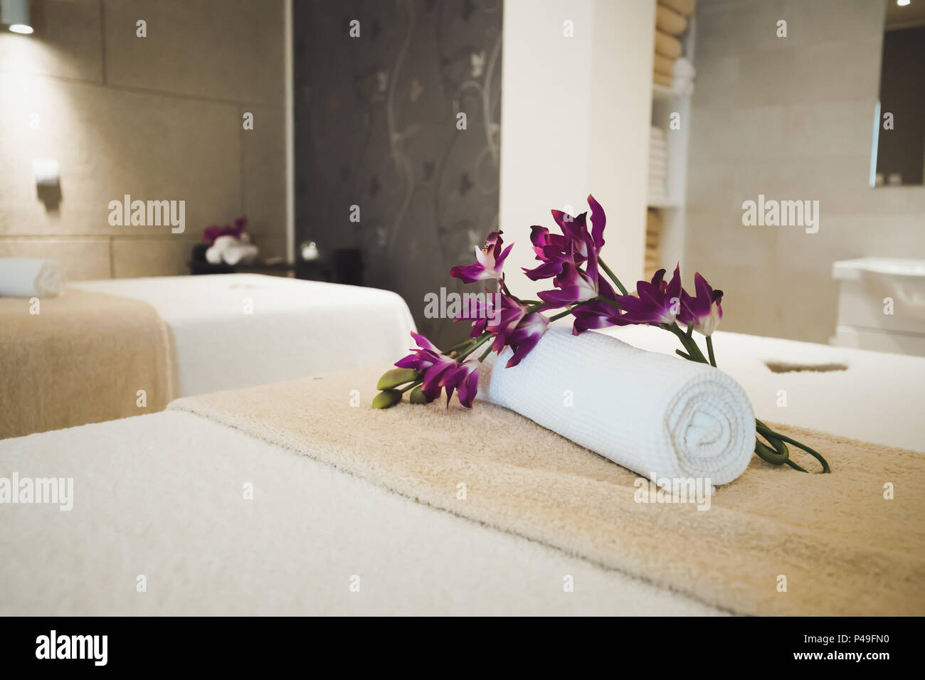 Relaxation treatments in spa wellness saloon Stock Photo Alamy