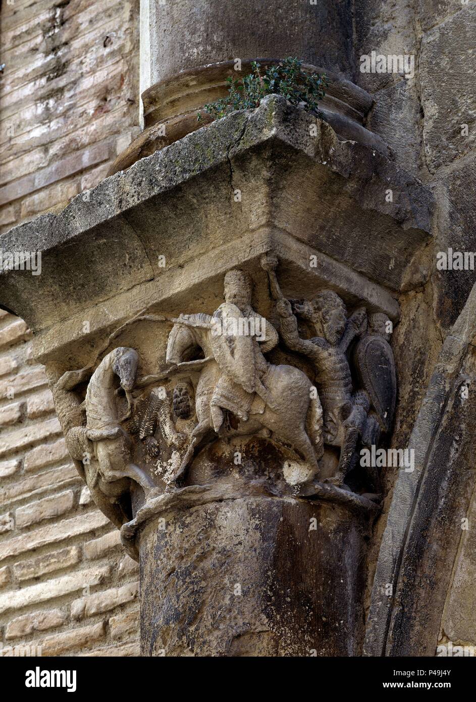 CAPITEL FIGURADO - JINETES EN LIZA - DETALLE DE ROLDAN, PALADIN DE CARLOMAGNO Y EL MORO FERRABUT - SIGLO XII - ROMANICO ESPAÑOL. Author: Martinus de Logroño. Location: PALACIO DE LOS REYES DE NAVARRA, ESTELLA, SPAIN. Stock Photo