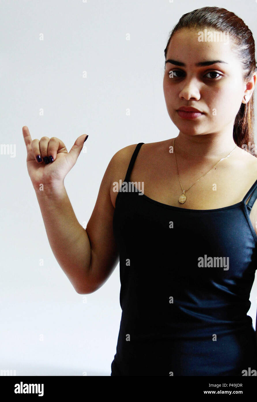 SÃO PAULO, SP - 06.08.2015: ALFABETO EM LIBRAS - Alfabeto em Libras (  Linguagem Brasieira de Sinais) para deficientes auditivos. Na foto letra Y.  (Foto: Eliane Neves / Fotoarena Stock Photo - Alamy, image size:891x1390