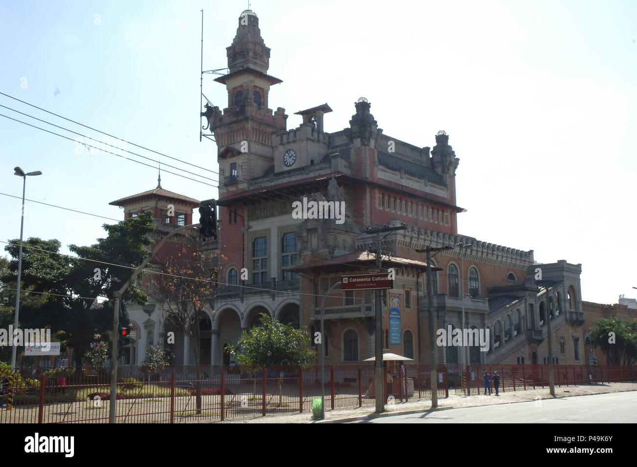 SÃO PAULO, SP - 07/08/2015: MUSEU CATAVENTO - Palácio das Industiras/Catavento - Iniciado em 30 de maio de 1911 e inaugurado em 29 de abril de 1924 , construido pelo escritório Ramos de Azevedo, responsável também pela construção do Teatro Municipal,   o Palácio das Indústrias foi concebido inicialmente como um espaço permanente de exposições agrícolas e industriais mas abrigou várias instituições, como Delegacia de polícia, Assembléia Legislativa, e sede da Prefeitura de São Paulo. Desde o dia 27 de março de 2009 o edifício abriga o Museu Catavento, um museu dedicado às ciências. (Foto: Ricar Stock Photo