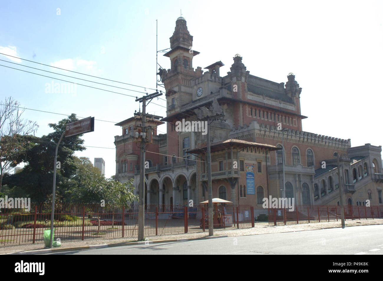 SÃO PAULO, SP - 07/08/2015: MUSEU CATAVENTO - Palácio das Industiras/Catavento - Iniciado em 30 de maio de 1911 e inaugurado em 29 de abril de 1924 , construido pelo escritório Ramos de Azevedo, responsável também pela construção do Teatro Municipal,   o Palácio das Indústrias foi concebido inicialmente como um espaço permanente de exposições agrícolas e industriais mas abrigou várias instituições, como Delegacia de polícia, Assembléia Legislativa, e sede da Prefeitura de São Paulo. Desde o dia 27 de março de 2009 o edifício abriga o Museu Catavento, um museu dedicado às ciências. (Foto: Ricar Stock Photo