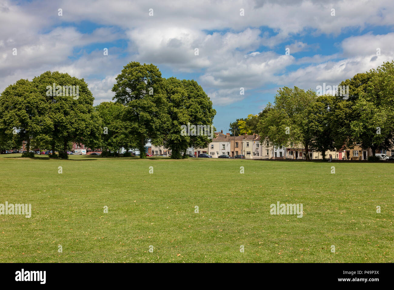 Gillingham Great Lines Heritage Park, Paths cross the green space