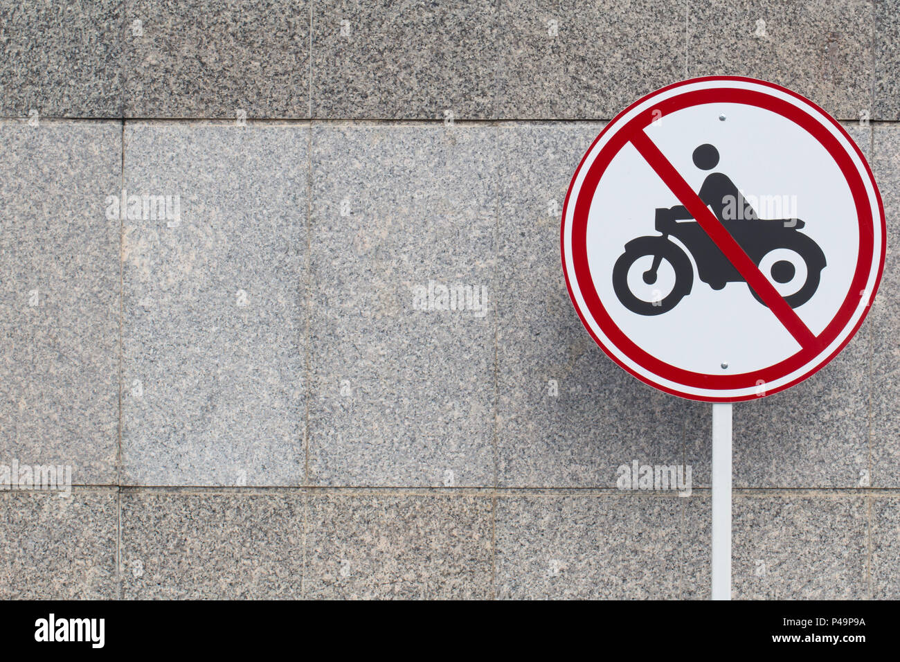 Знак машина и мотоцикл перечеркнутый. Запрещающие знаки для мотоциклистов. Дорожный знак с мотоциклом и автомобилем. Дорожный знак перечеркнутый автомобиль и мотоцикл. Знак мотоцикл в круге перечеркнутый.