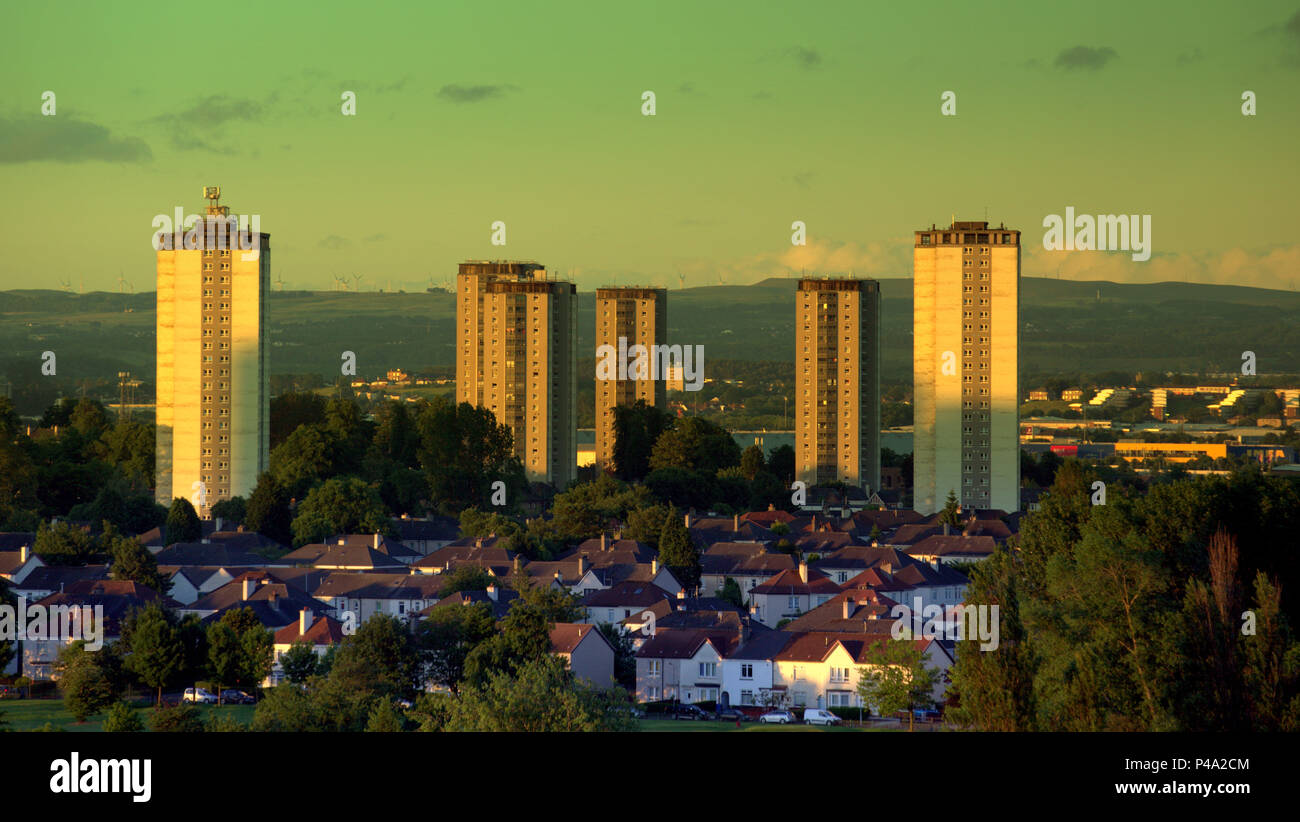 Glasgow, Scotland, UK 21st June. UK Weather: Midsummer Sunrise of the Summer Solstice over towers of Scotstoun and the south of the city are covered in the first light of the new day . Credit: gerard ferry/Alamy Live News Stock Photo