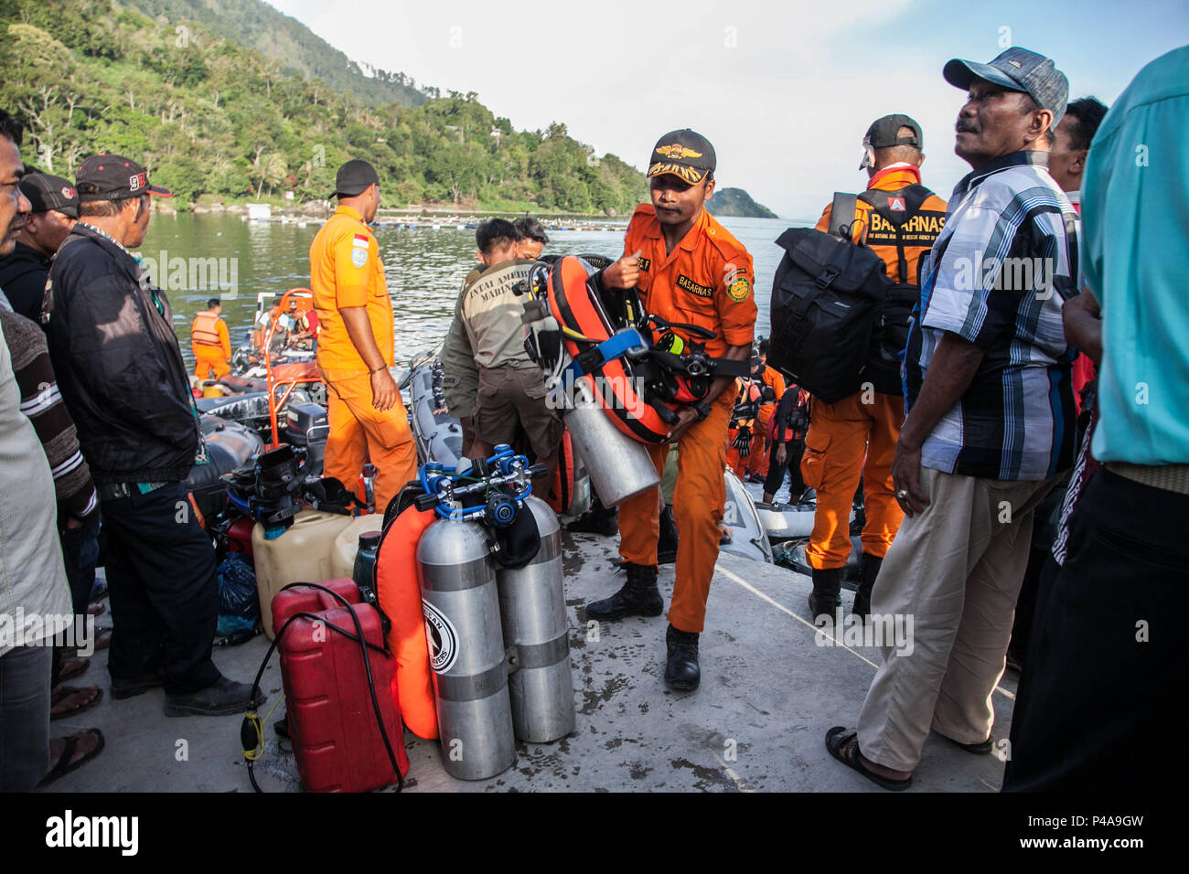 North Sumatra, Indonesia. 21st June, 2018. Search and rescue team prepare dive equipments during operations for the sunken boat in North Sumatra, Indonesia, on June 21, 2018. Indonesia's North Sumatra provincial police have detained the captain of an allegedly overloaded boat for questioning, after the vessel capsized leaving at least four people dead and over 192 others missing, national police spokesman said here Thursday. Credit: Albert Damanik/Xinhua/Alamy Live News Stock Photo