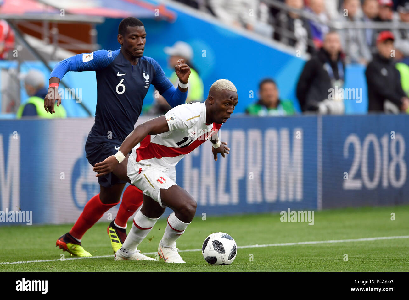 21 June 2018, Russia, Yekaterinburg - Soccer World Cup 2018, France vs. Peru, Preliminary round, group C, Second game day at the Yekaterinburg arena: Andre Carrillo (R) from Peru and Paul Pogba of France in action. Photo: Marius Becker/dpa Credit: dpa picture alliance/Alamy Live News Credit: dpa picture alliance/Alamy Live News Stock Photo