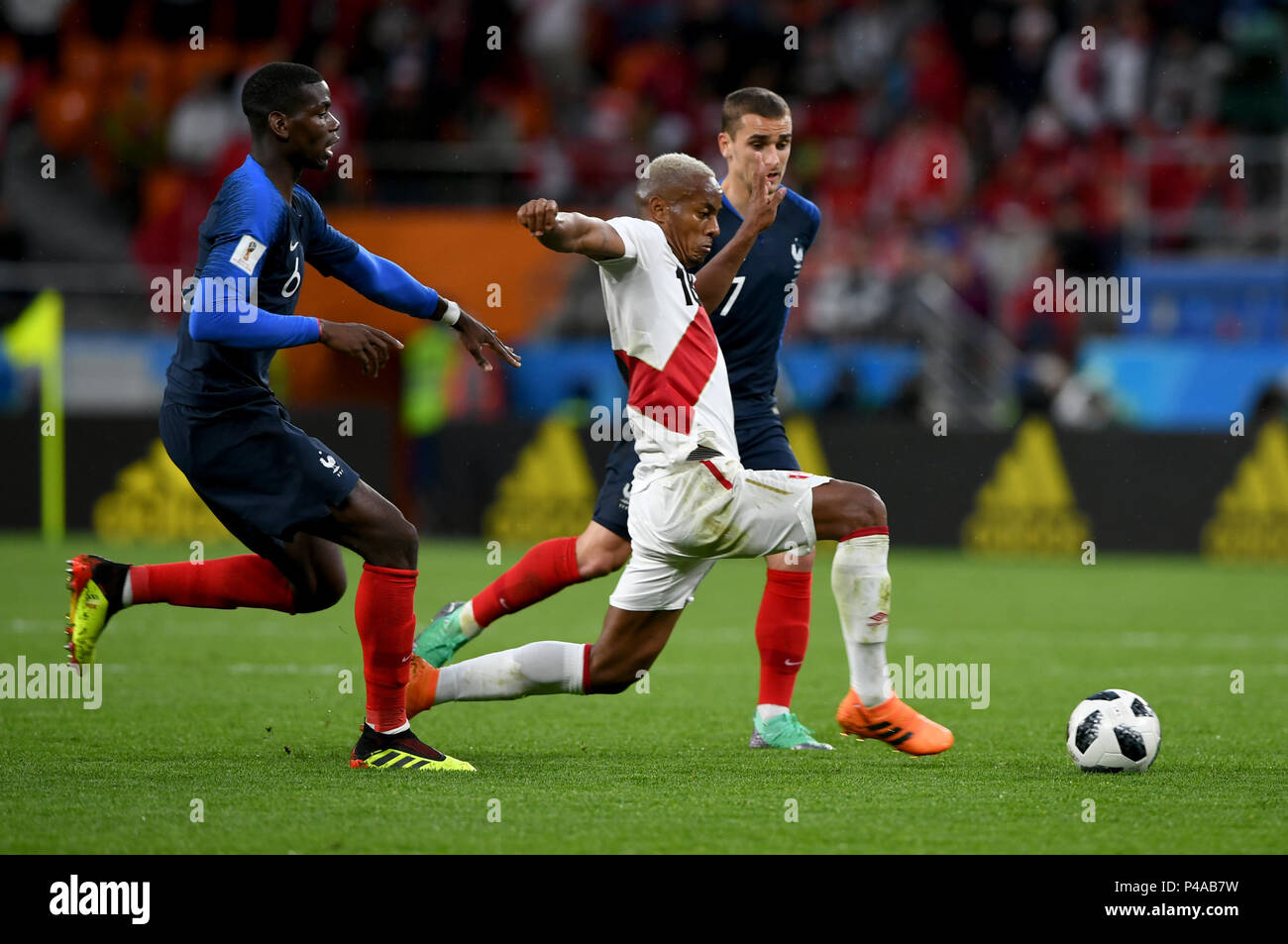 Yekaterinburg, Russia. 21st June, 2018. Andre Carrillo (C) of Peru competes during the 2018 FIFA World Cup Group C match between France and Peru in Yekaterinburg, Russia, June 21, 2018. Credit: Du Yu/Xinhua/Alamy Live News Stock Photo