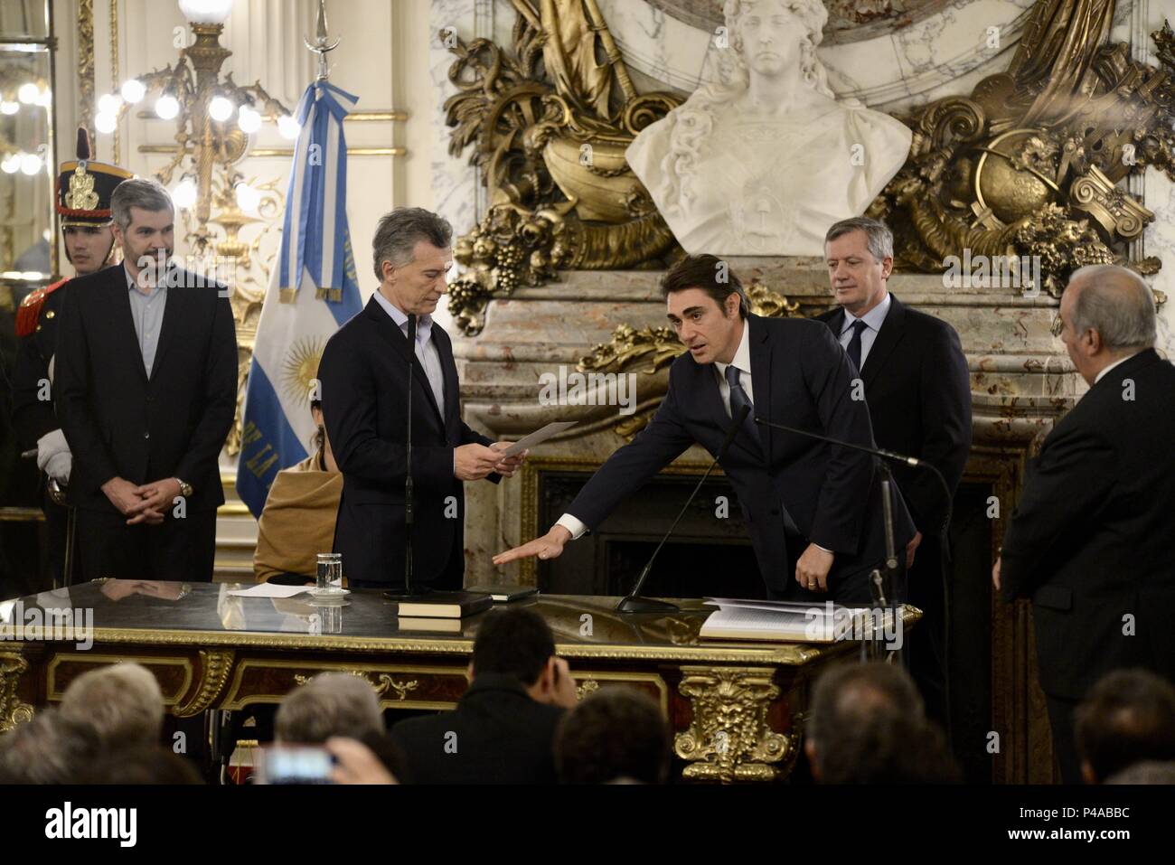 Buenos Aires, Argentina.  2018 June 21. 21st June, 2018. City of Buenos Aires.- MAURICIO MACRI, president of Argentina, takes oath to the new minister of Energy, JAVIER IGUACEL, at the Government House Credit: Credit: /ZUMA Wire/Alamy Live News Stock Photo