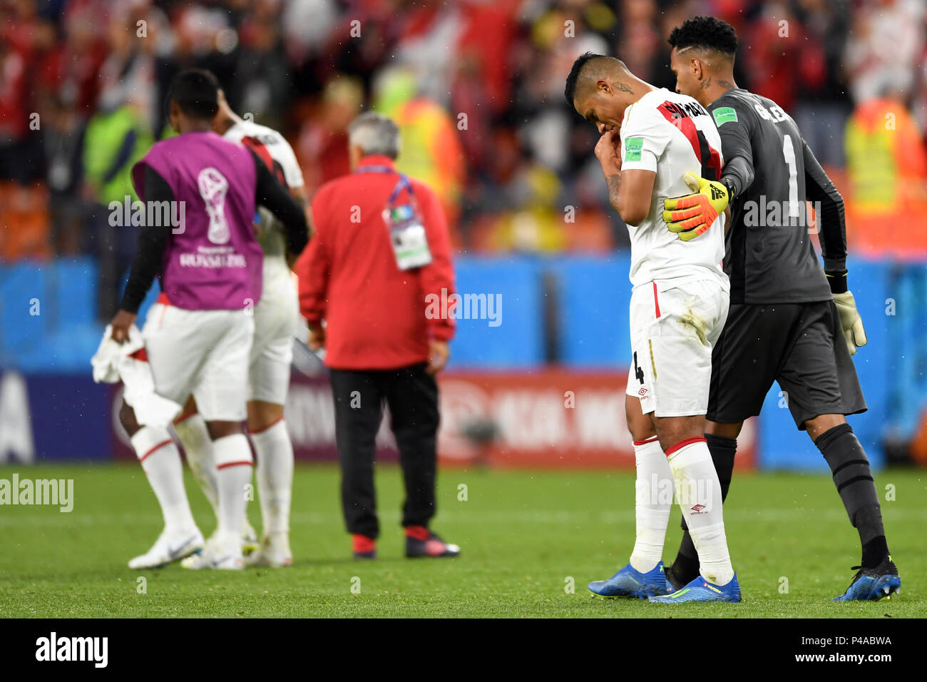 21 June 2018, Russia, Yekaterinburg - Soccer World Cup 2018, France vs. Peru, Preliminary round, group C, Second game day at the Yekaterinburg arena: Peru's goalkeeper Pedro Gallese (R) provides comfort for teammate Anderson Santamaria. Photo: Marius Becker/dpa Credit: dpa picture alliance/Alamy Live News Stock Photo