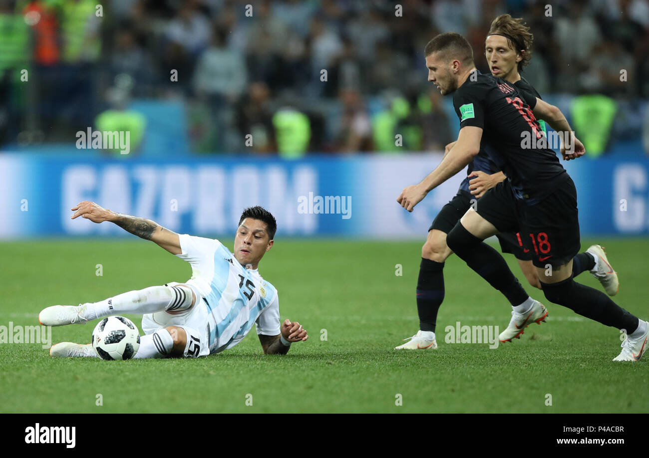 Nizhny Novgorod, Russia. 21st June, 2018. Enzo Perez (L) of Argentina competes during the 2018 FIFA World Cup Group D match between Argentina and Croatia in Nizhny Novgorod, Russia, June 21, 2018. Credit: Wu Zhuang/Xinhua/Alamy Live News Stock Photo