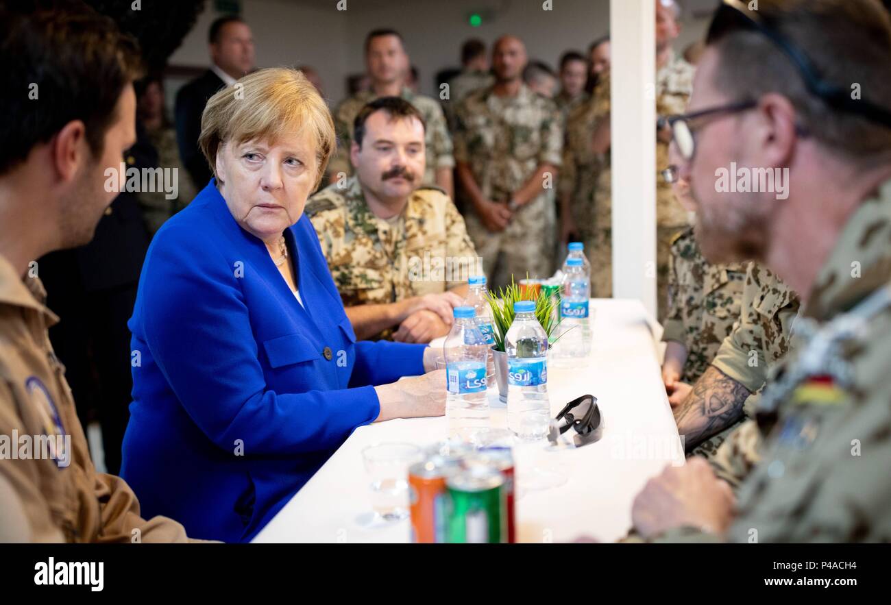 Jordan, Amman. 21st June, 2018. German chancellor Angela Merkel (CDU) speaks with German soldiers at the military airbase near Amman. The chancellor is visiting Lebanon besides Jordan. Credit: Kay Nietfeld/dpa/Alamy Live News Stock Photo