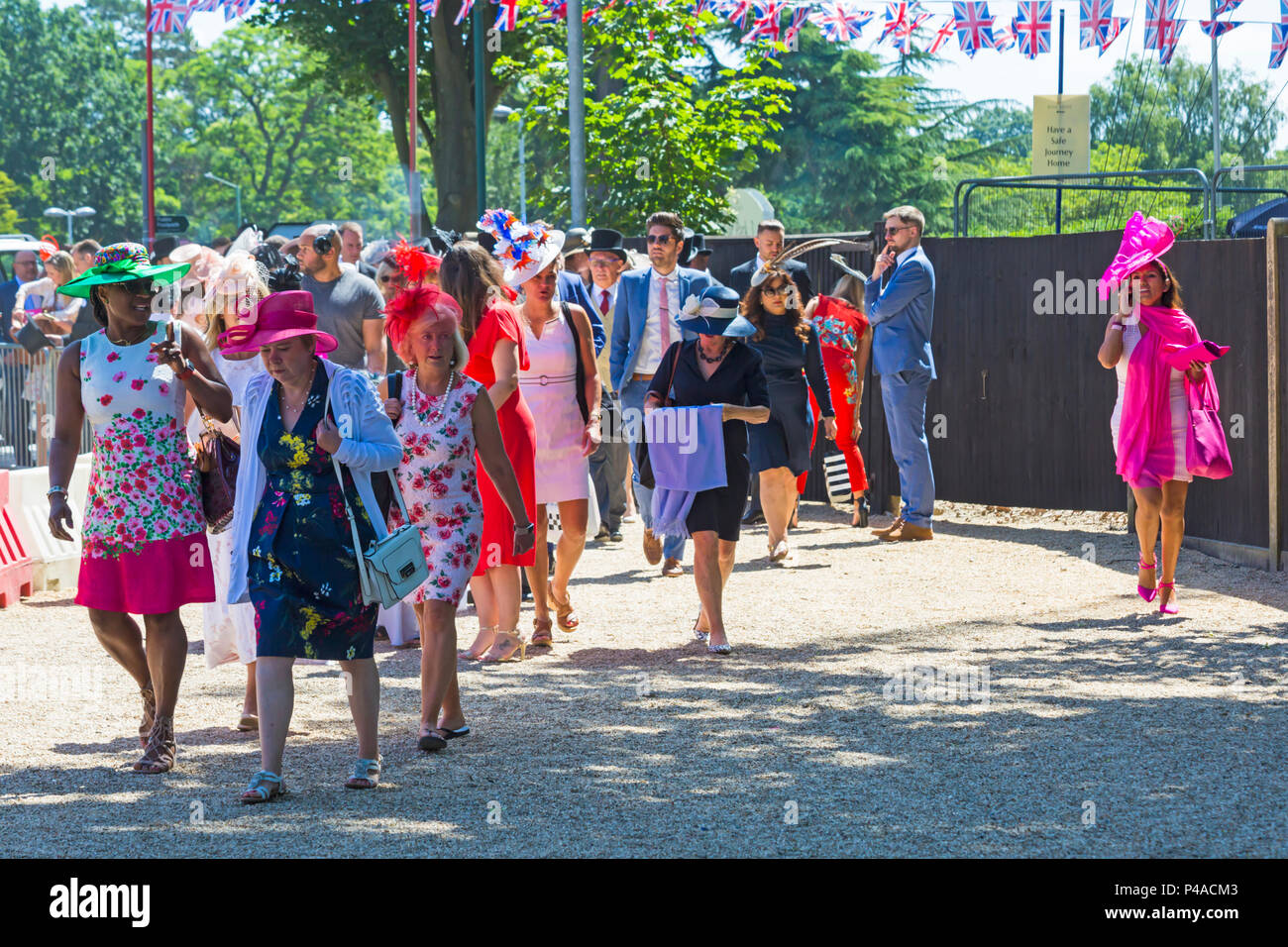 Women wearing hats royal ascot hi-res stock photography and images - Alamy