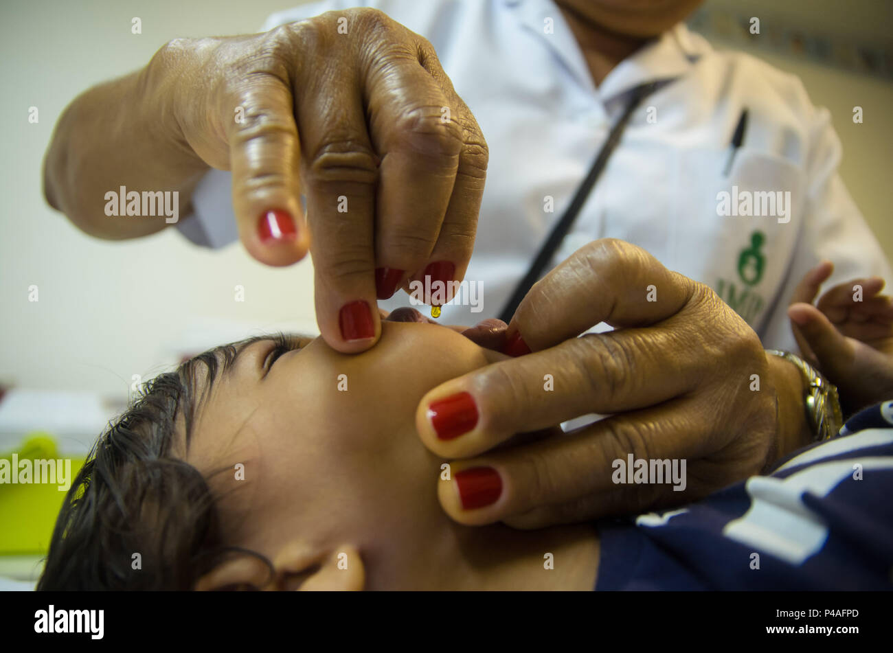 RECIFE, PE - 08.09.2015:  VACINAÇÃO – Criança toma vacinação com gotas no sistema Público de Saúde. (Foto: Diego Herculano / Fotoarena) Stock Photo